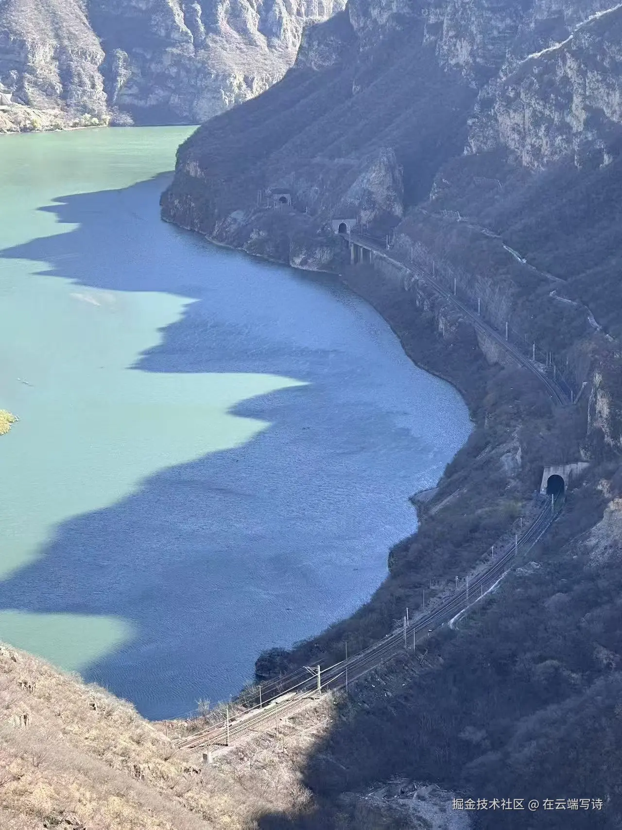 在云端写诗于2025-11-10 14:05发布的图片